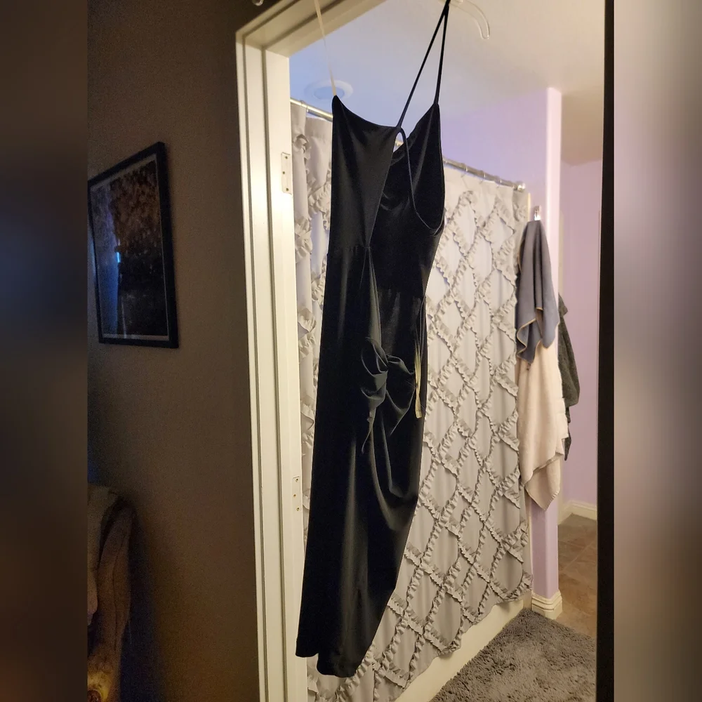 Never worn LBD with open back, in excellent condition. - Picture 2 of 4